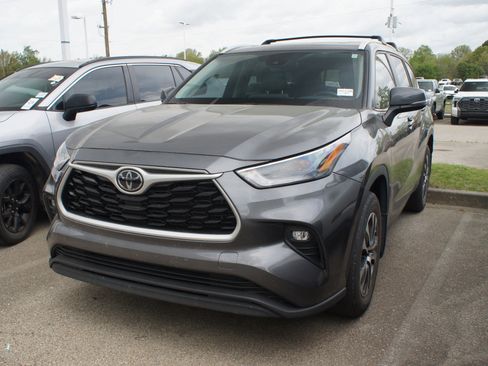 Used 2023 Toyota Highlander XLE image 1