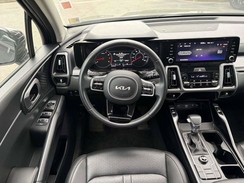 Used 2023 Kia Sorento S w/ Panoramic Sunroof Package FWD image 2