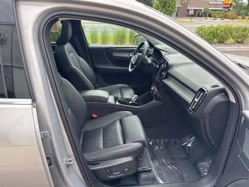 Certified 2025 Volvo XC40 B5 Plus AWD/4WD image 15