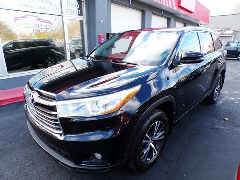 Used 2016 Toyota Highlander XLE image 1