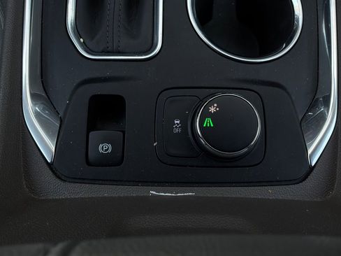 Used 2020 Chevrolet Traverse LT FWD image 25