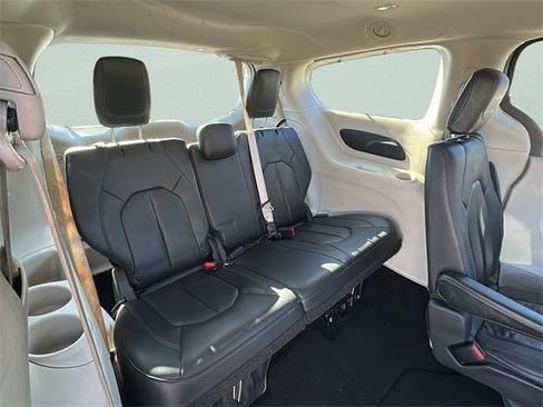 Used 2020 Chrysler Pacifica Touring-L image 21