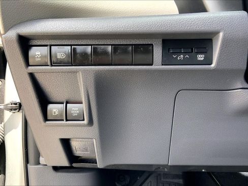 Used 2023 Toyota Sienna Limited FWD image 33