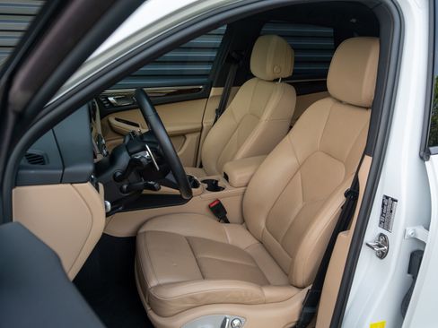 Certified 2022 Porsche Macan AWD/4WD image 5