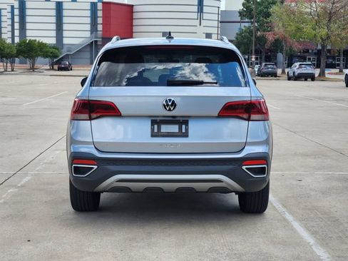 Used 2024 Volkswagen Taos SE w/ MDO Package FWD image 6