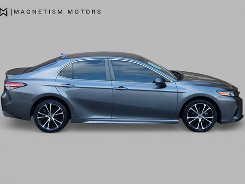 Used 2019 Toyota Camry SE image 3