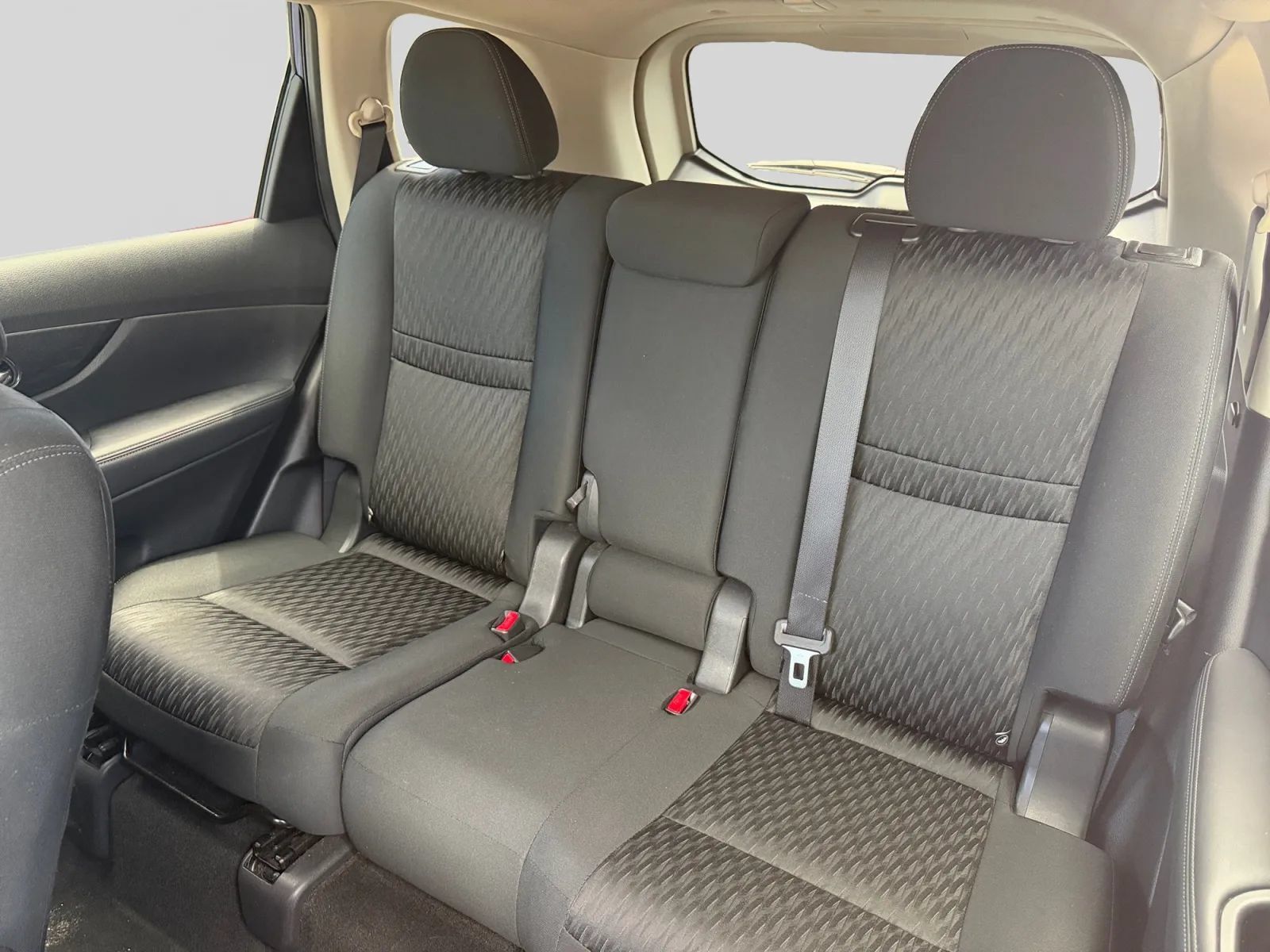 Used 2018 Nissan Rogue SV w/ Premium Package FWD image 13