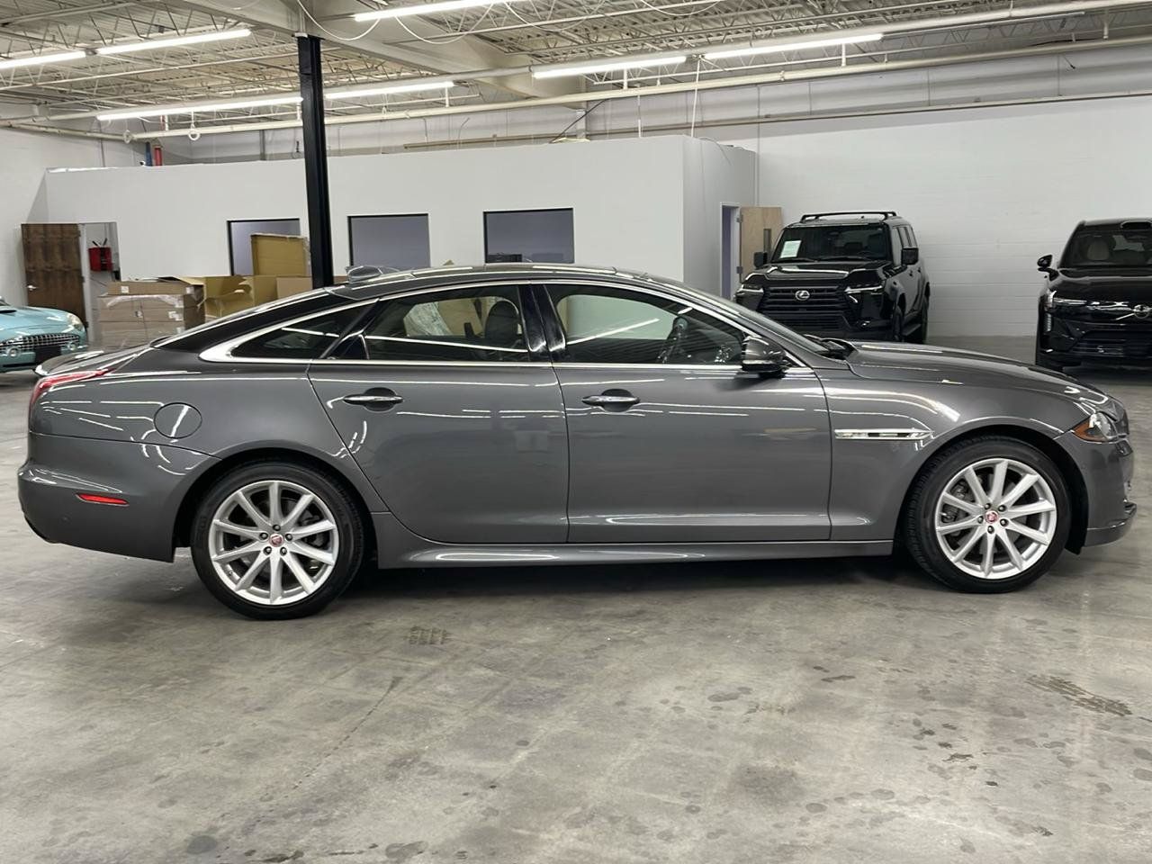Used 2019 Jaguar XJ R-Sport RWD image 6