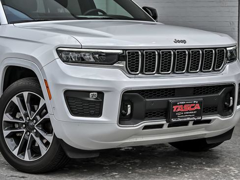 Used 2023 Jeep Grand Cherokee Overland w/ Luxury Tech Group IV AWD/4WD image 3