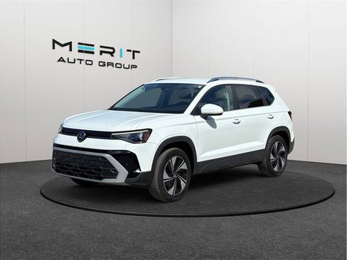 Used 2025 Volkswagen Taos SE AWD/4WD image 4