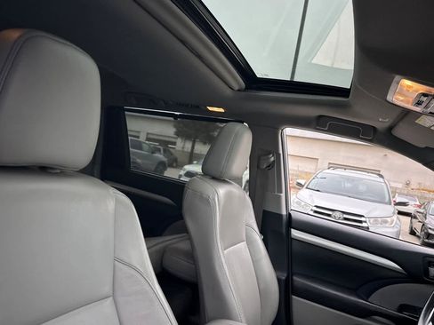 Used 2019 Toyota Highlander XLE image 19