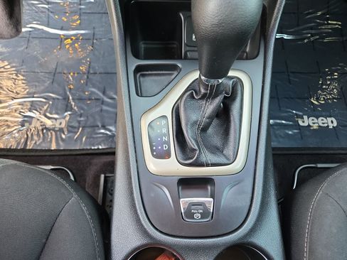 Used 2018 Jeep Cherokee Latitude FWD image 25