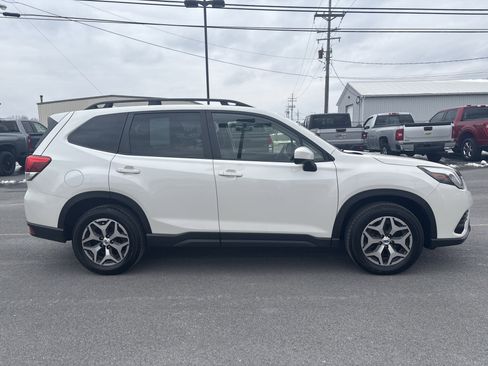 Used 2023 Subaru Forester Premium image 2