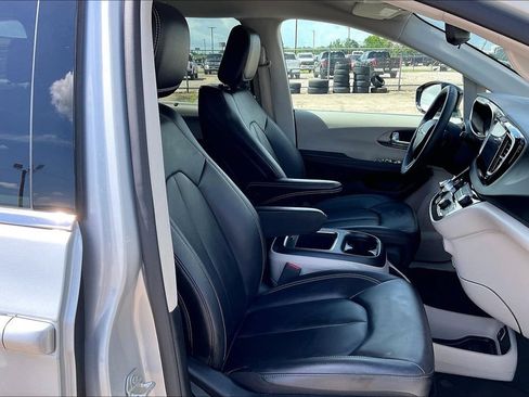 Certified 2024 Chrysler Pacifica Touring-L FWD image 30