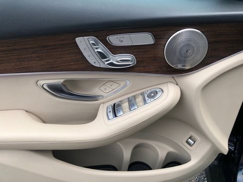 Used 2021 Mercedes-Benz GLC 300 4MATIC w/ Multimedia Package image 11