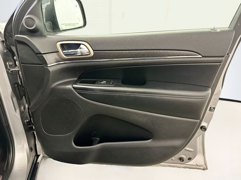 Used 2017 Jeep Grand Cherokee Limited image 35