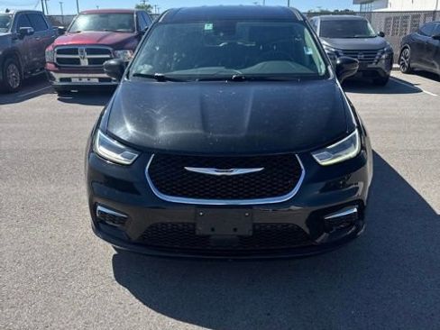 Used 2023 Chrysler Pacifica Touring-L FWD image 8