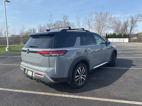 Used 2022 Nissan Pathfinder Platinum image 3