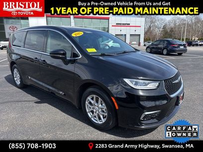 Used 2025 Chrysler Pacifica Select