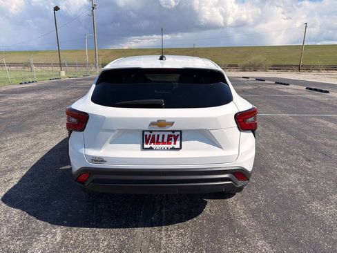 Used 2024 Chevrolet Trax LS w/ LS Convenience Package image 8