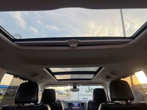 Used 2018 Chrysler Pacifica Limited image 40