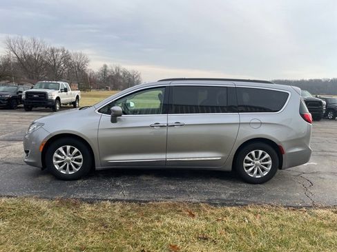 Used 2017 Chrysler Pacifica Touring-L image 10