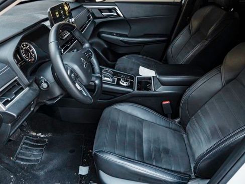 Used 2023 Mitsubishi Outlander SE image 9