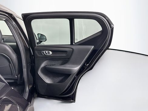 Used 2025 Volvo XC40 B5 Plus image 32