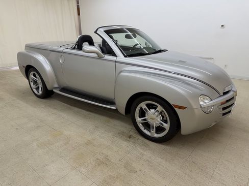 Used 2004 Chevrolet SSR w/ Preferred Equipment Group image 15