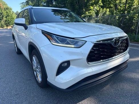 Used 2021 Toyota Highlander Limited FWD image 3