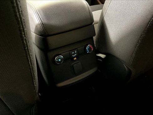 Used 2018 Ford Explorer XLT FWD image 10