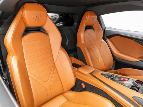 Used 2024 Lamborghini Revuelto image 13