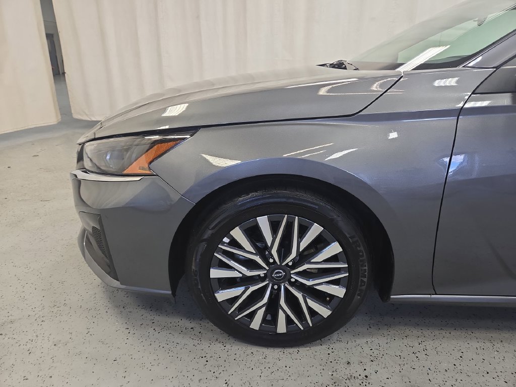 Used 2025 Nissan Altima 2.5 SV FWD image 41