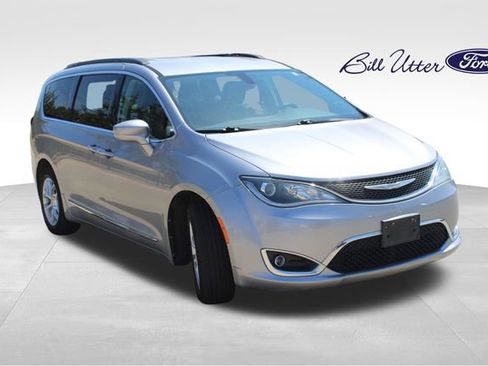 Used 2017 Chrysler Pacifica Touring-L w/ Tire & Wheel Group FWD image 3