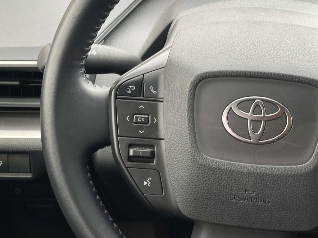 Used 2025 Toyota Prius LE FWD image 9