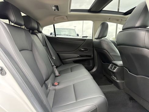 Used 2024 Lexus ES 350 Luxury image 17