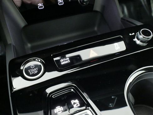 Used 2025 Audi Q6 e-tron Premium image 64