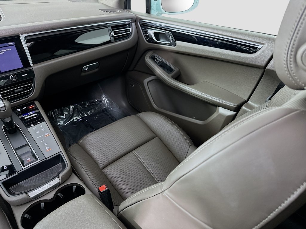 Certified 2025 Porsche Macan AWD/4WD image 26