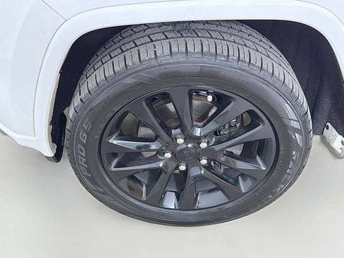 Used 2018 Jeep Grand Cherokee Altitude AWD/4WD image 17