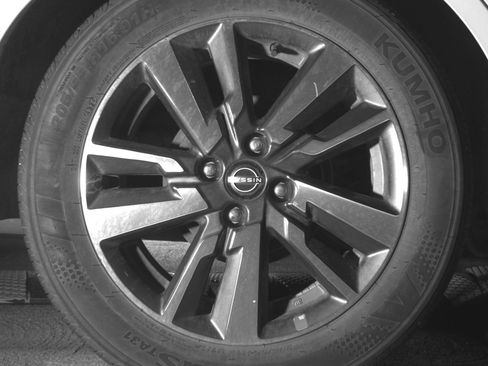 Used 2025 Nissan Versa SV FWD image 15