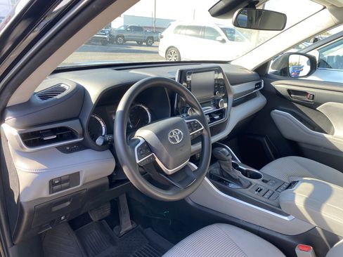 Used 2022 Toyota Highlander L image 7