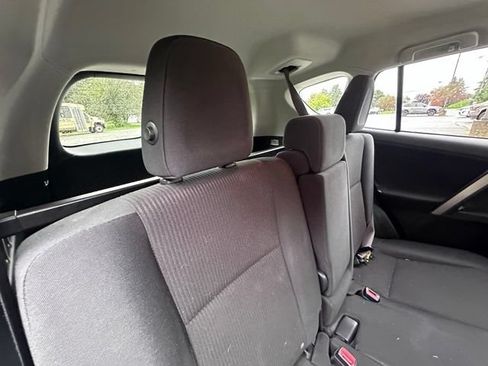 Used 2016 Toyota RAV4 LE AWD/4WD image 9