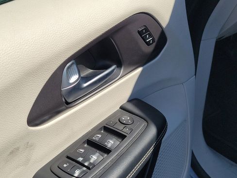 Used 2023 Chrysler Pacifica Touring-L image 18