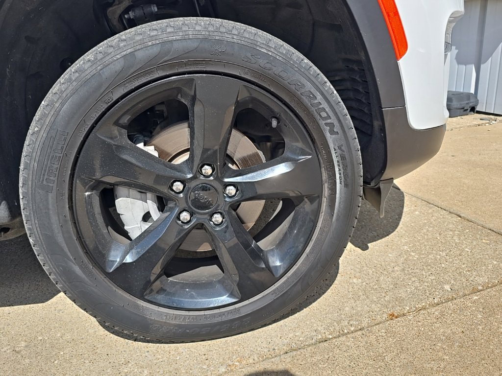 Used 2023 Jeep Grand Cherokee Limited w/ Black Appearance Package AWD/4WD image 22