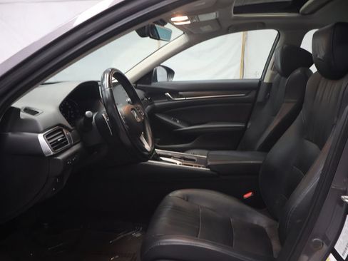 Used 2018 Honda Accord Touring image 16