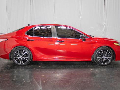 Used 2020 Toyota Camry SE image 4