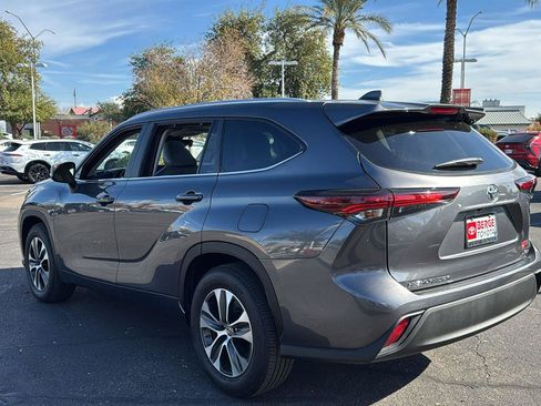 Certified 2024 Toyota Highlander XLE image 5