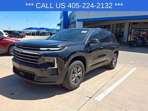 Used 2025 Chevrolet Traverse LT FWD image 2