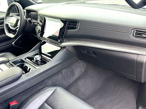 Used 2024 Jeep Wagoneer L Series II image 23