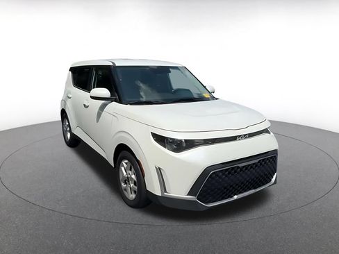 Used 2025 Kia Soul LX w/ LX Technology Package FWD image 3